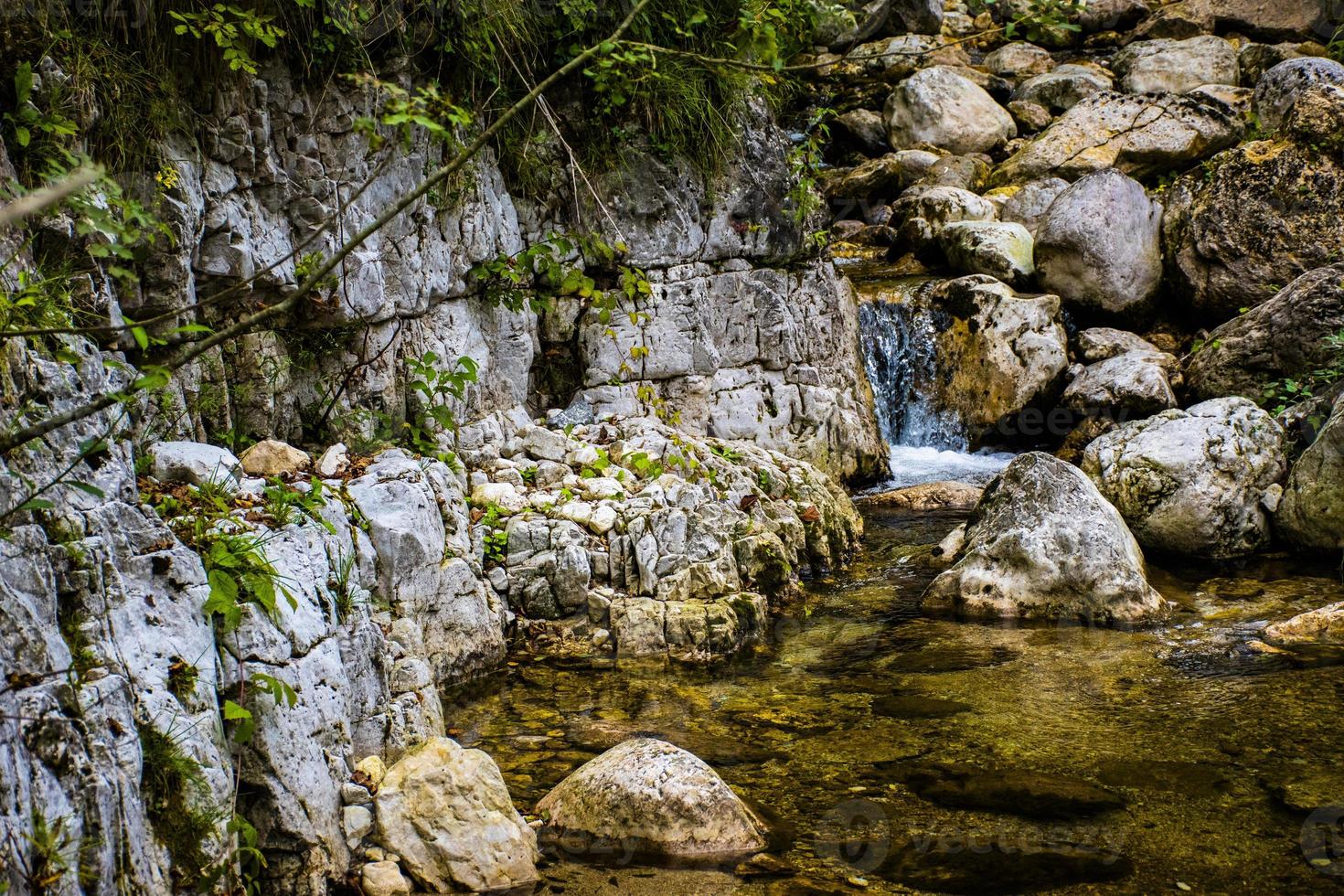 liten alpin bäck med vattenfall foto