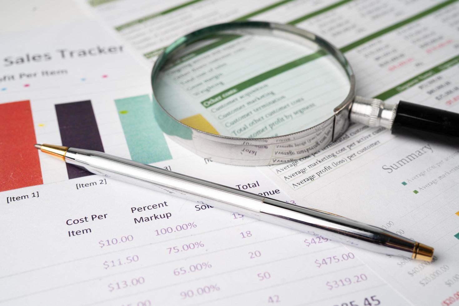 förstoringsglas på diagram diagrampapper foto