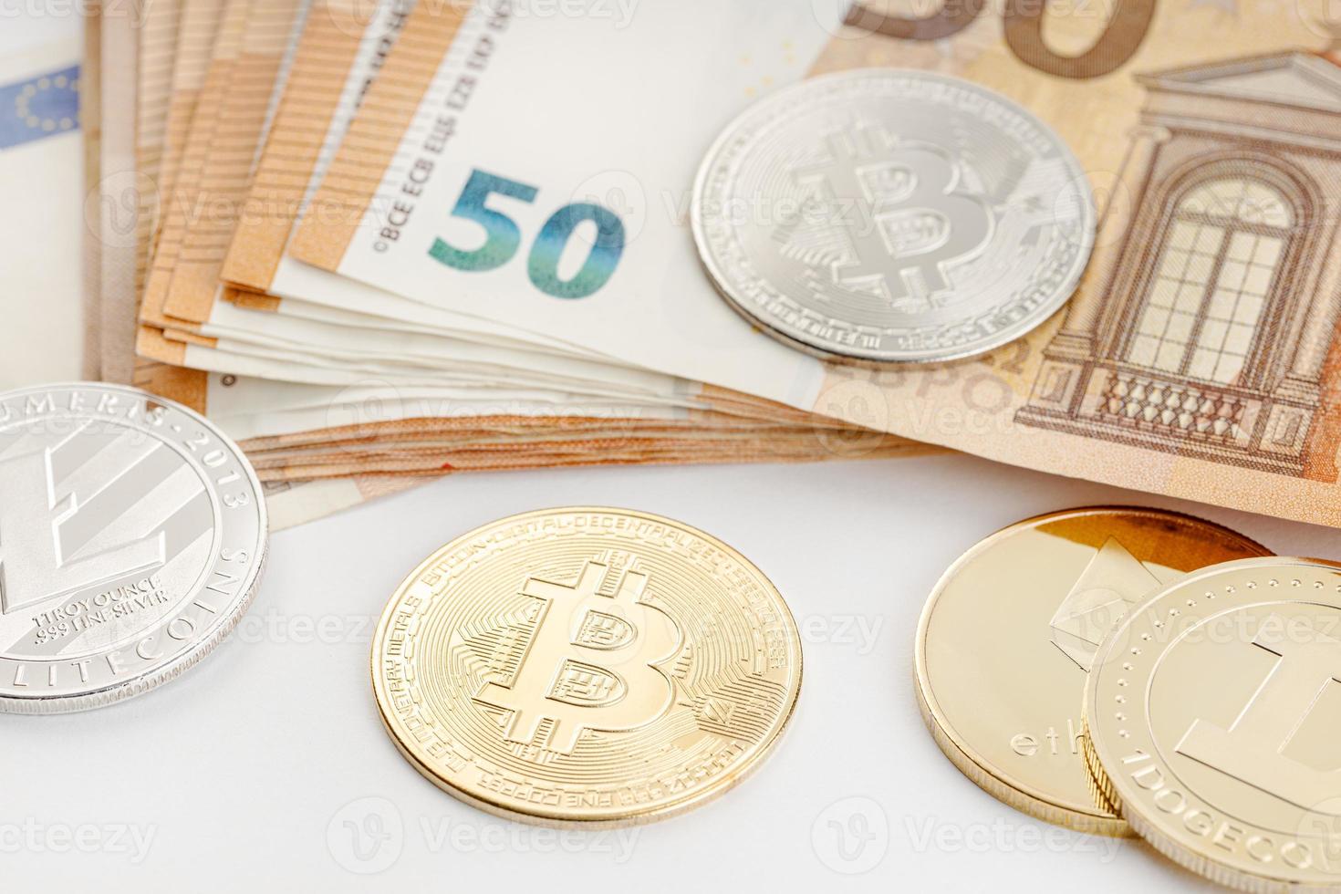 grupp kryptovaluta mynt och eurosedlar blockchain pengar kontra fiat pengar koncept foto