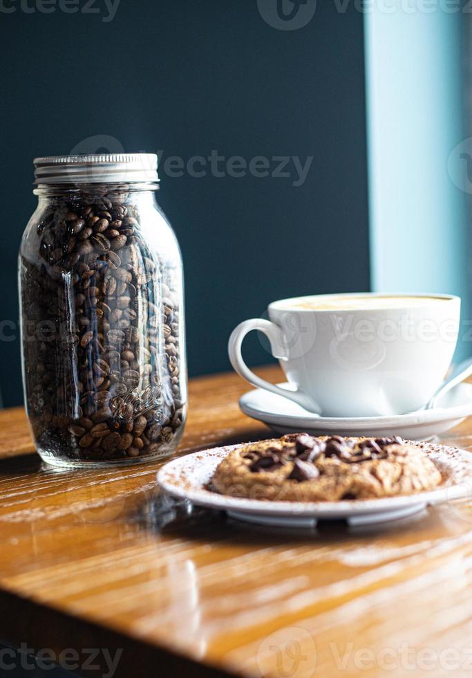 chokladkakakaffe latte och kaffebönor foto