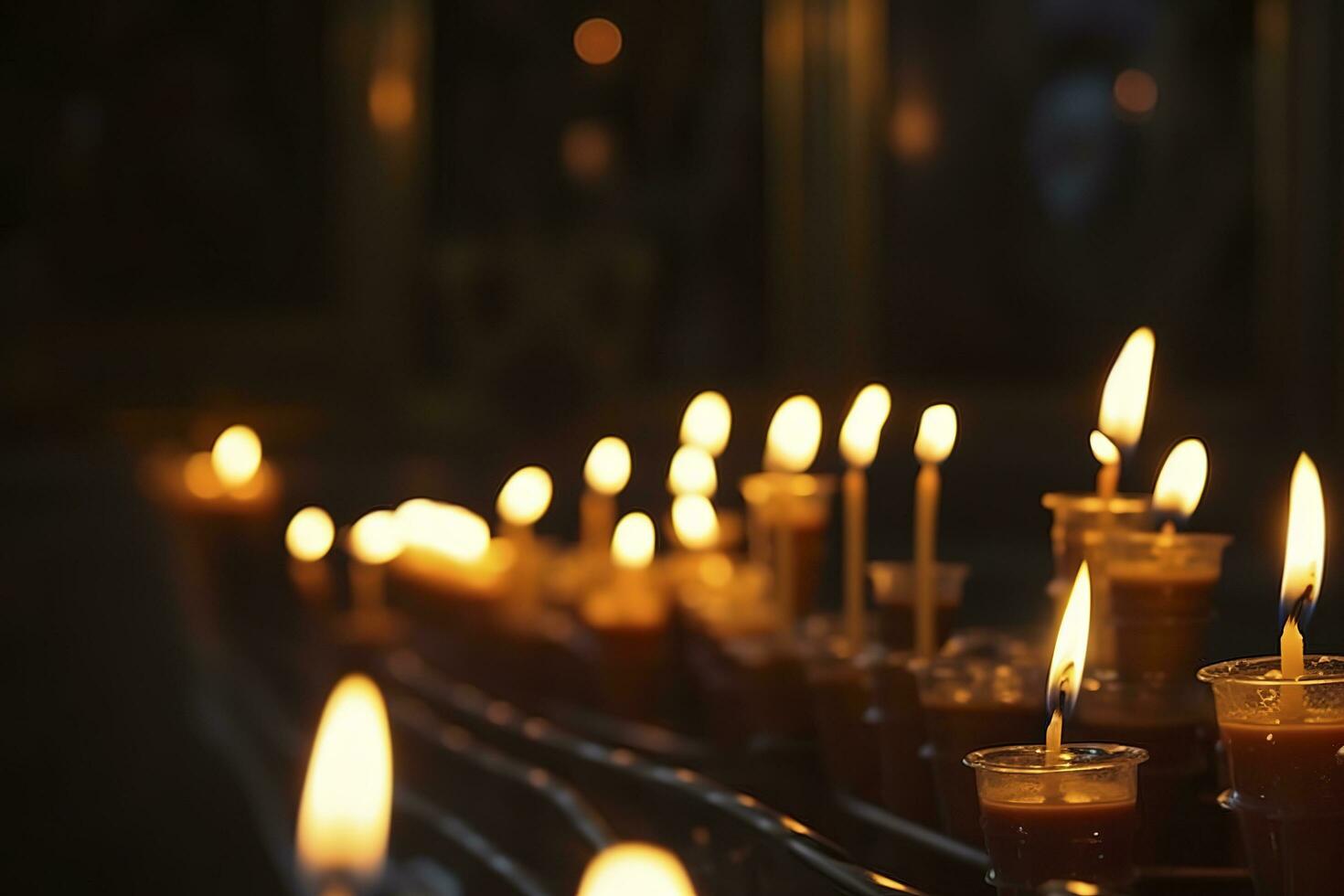 ljus i en kristen ortodox kyrka bakgrund. flamma av ljus i de mörk helig interiör av de tempel, generera ai foto