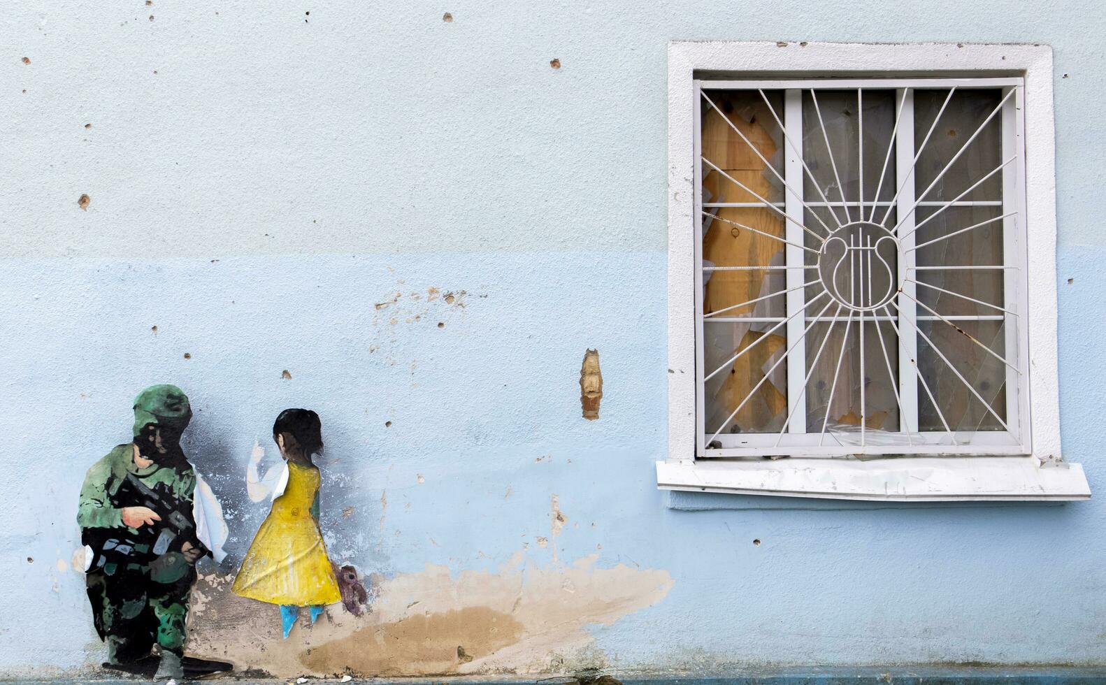 mural på de efterlevande väggar av de central hus av kultur av irpin. de känd italiensk konstnär skapas graffiti kallelse för Stöd, seger och fred i ukraina. Ukraina, irpin - Maj 06, 2023. foto