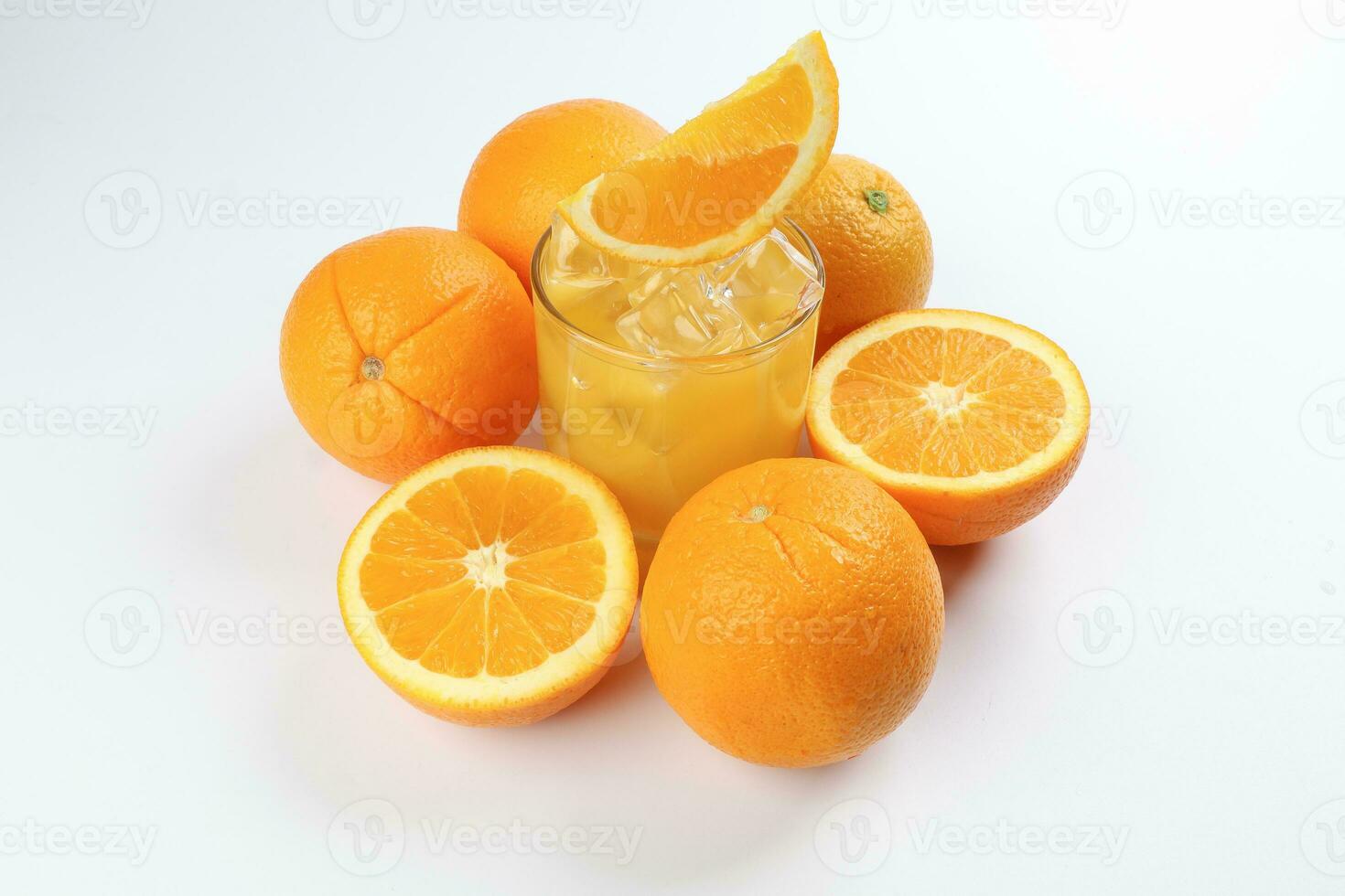 färsk gul orange juice i glas med hela skivad orange frukt och is kub på vit bakgrund foto