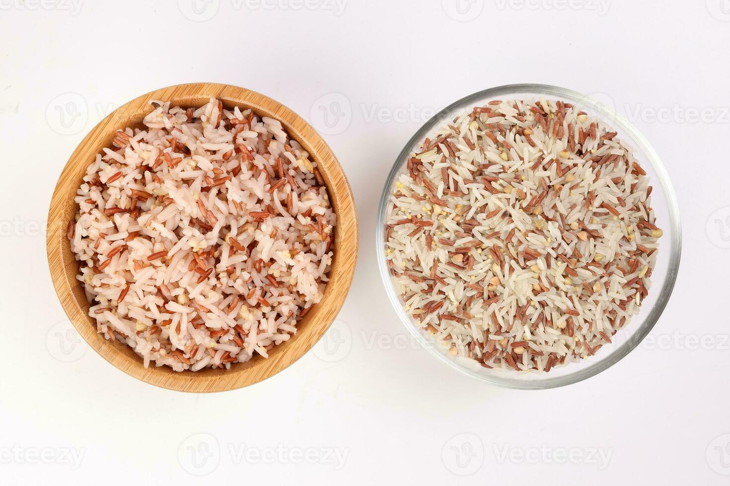 kokta och rå blandad låg glykemiskt index friska ris spannmål basmati hirs bovete röd ris i trä- och glas skål på vit bakgrund foto