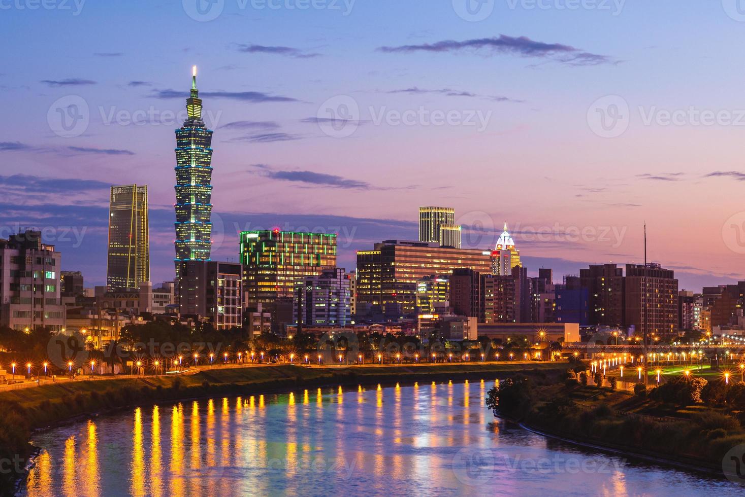 Taipei stad vid floden foto