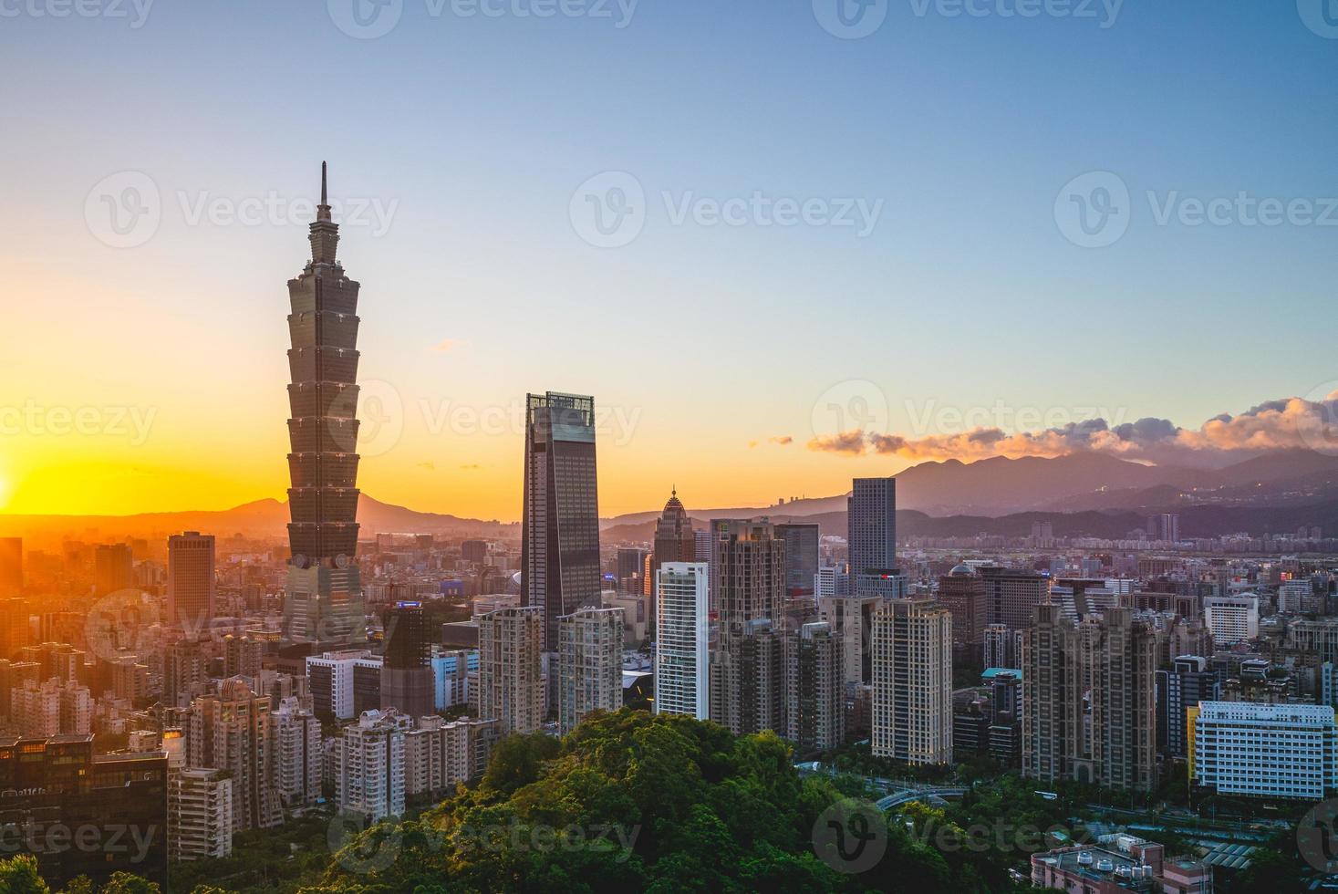 horisont av Taipei stad i Taiwan i skymningen foto