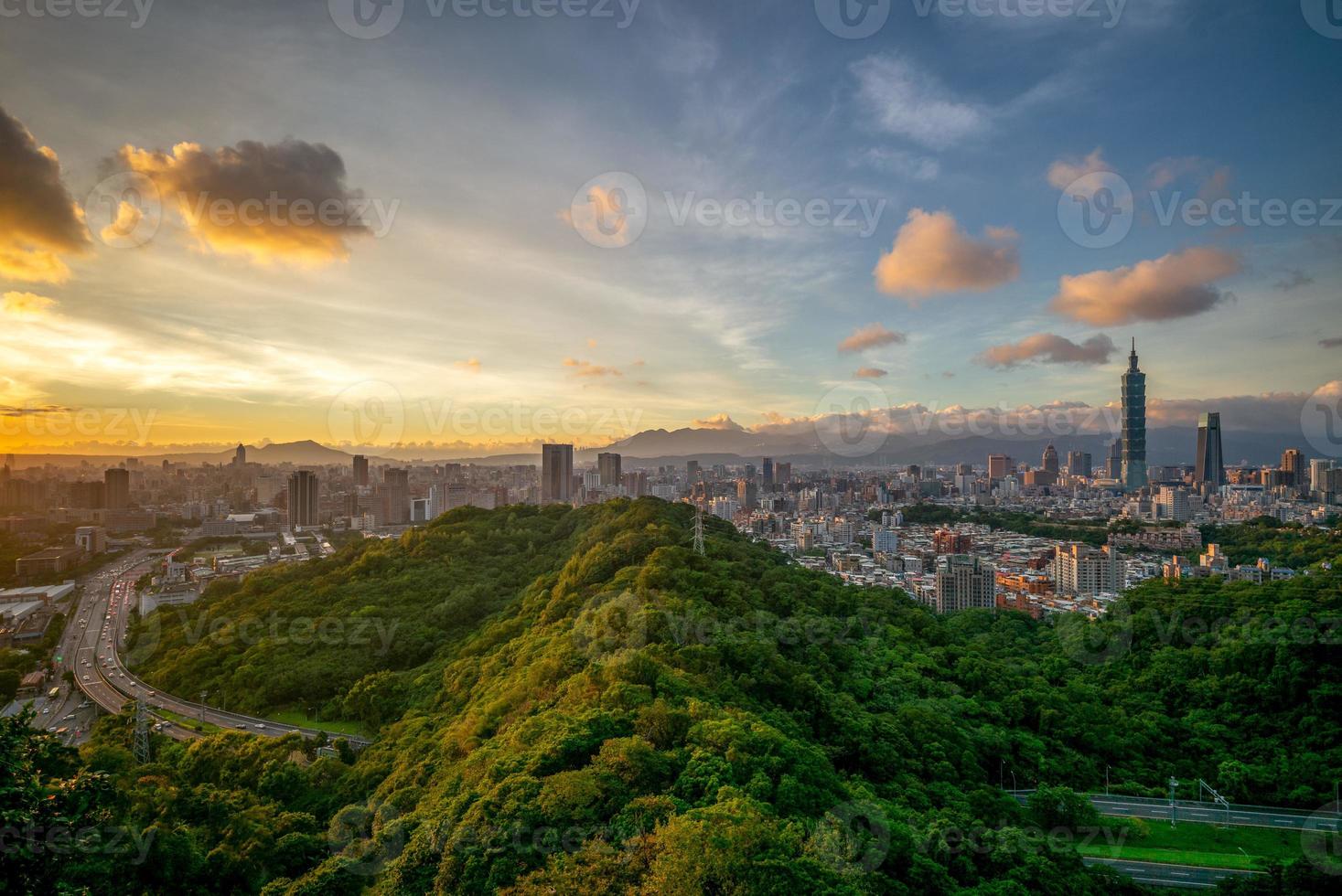 panoramautsikt över Taipei stad i Taiwan i skymningen foto
