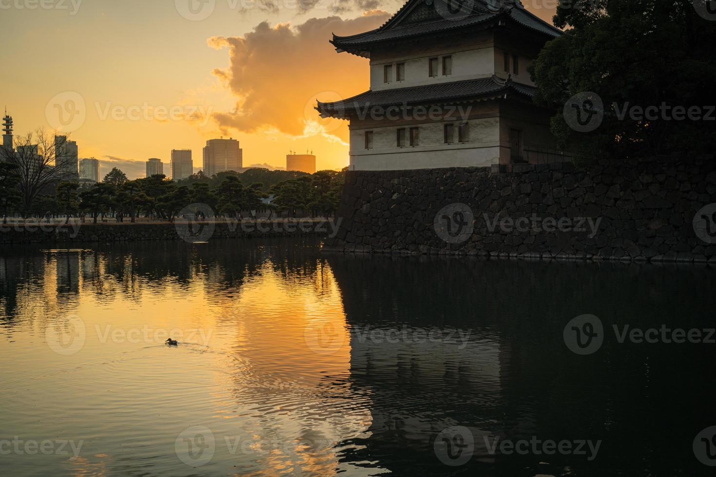 solnedgång på edo castle i tokyo, japan på vintern foto