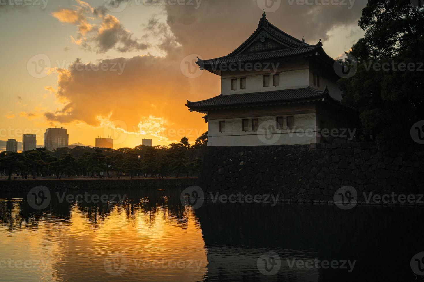 solnedgång på edo castle i tokyo, japan på vintern foto