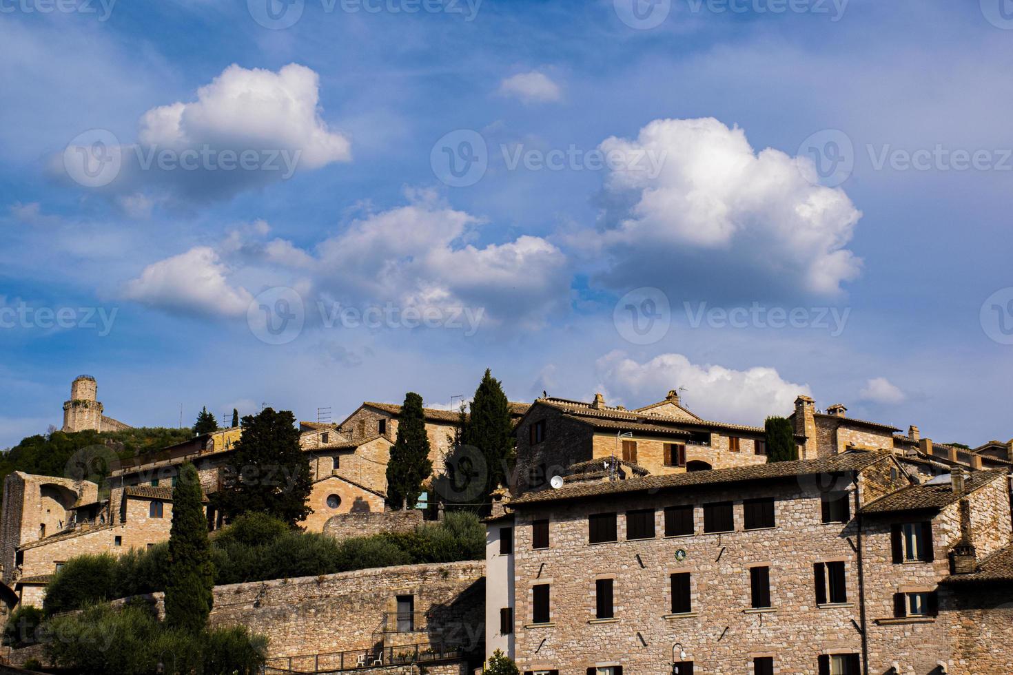 utsikt över assisi med moln foto