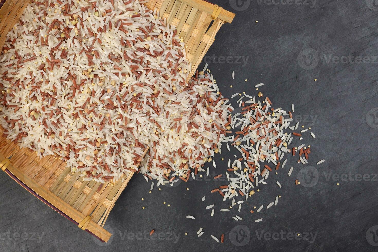 blandad låg glykemiskt index friska ris spannmål basmati hirs bovete röd ris i bambu sikt på svart skiffer bakgrund foto