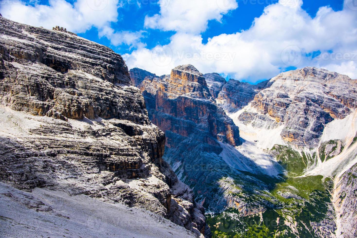 moln och dolomit toppar foto