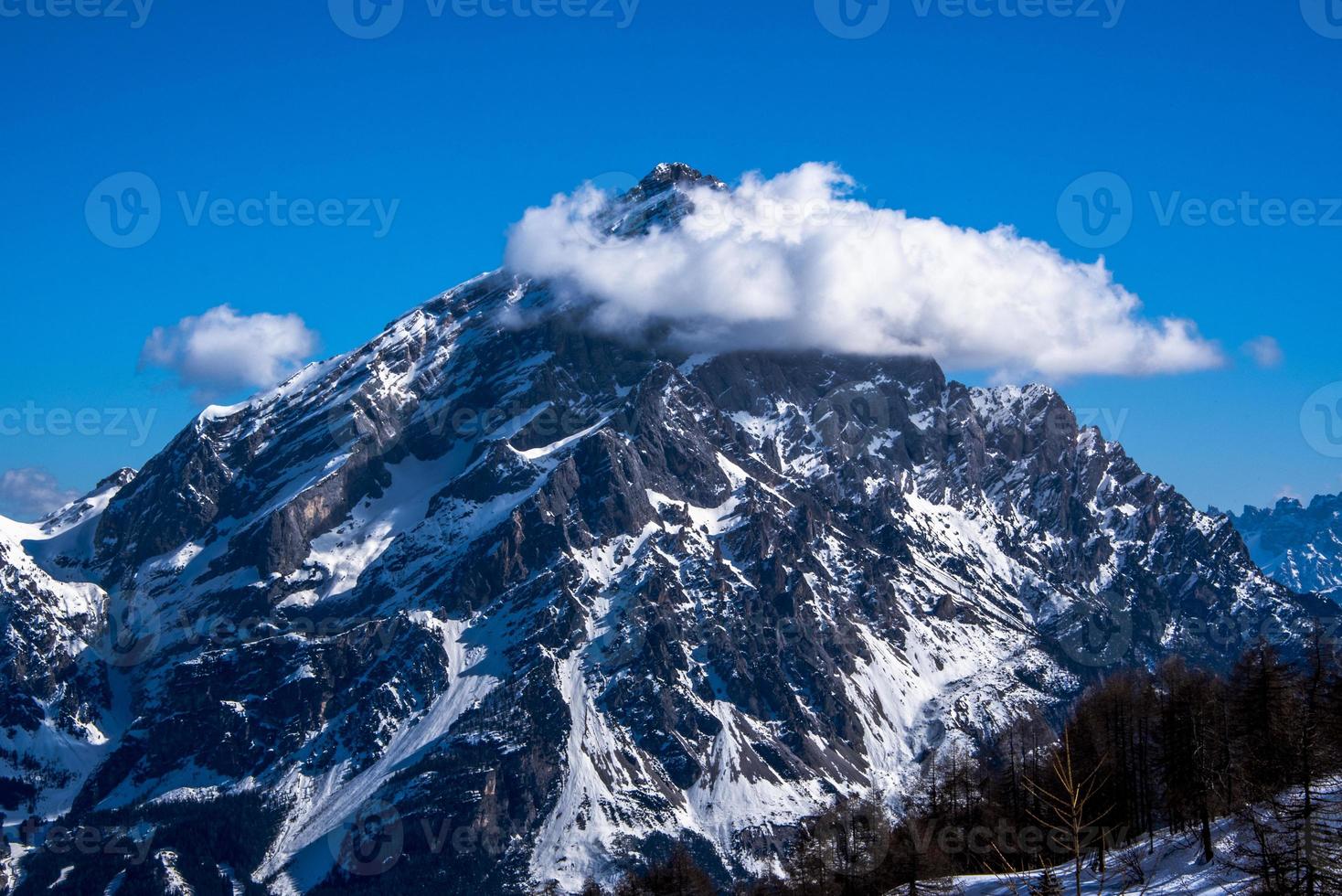 toppar av dolomiterna på vintern foto