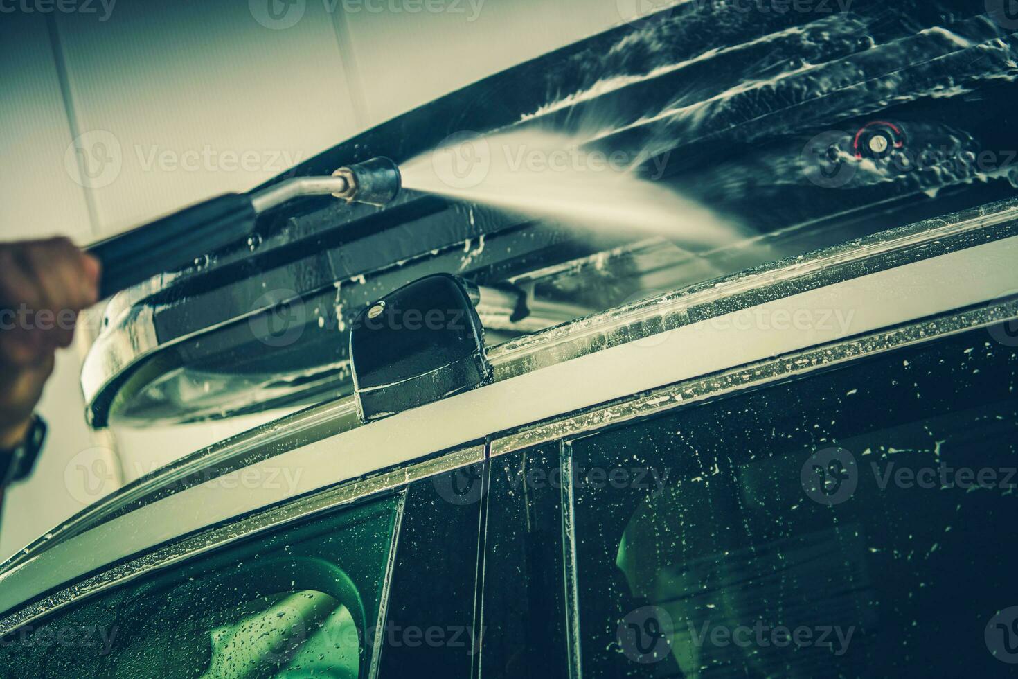 tryck tvättning av en bil tak kuggstång foto