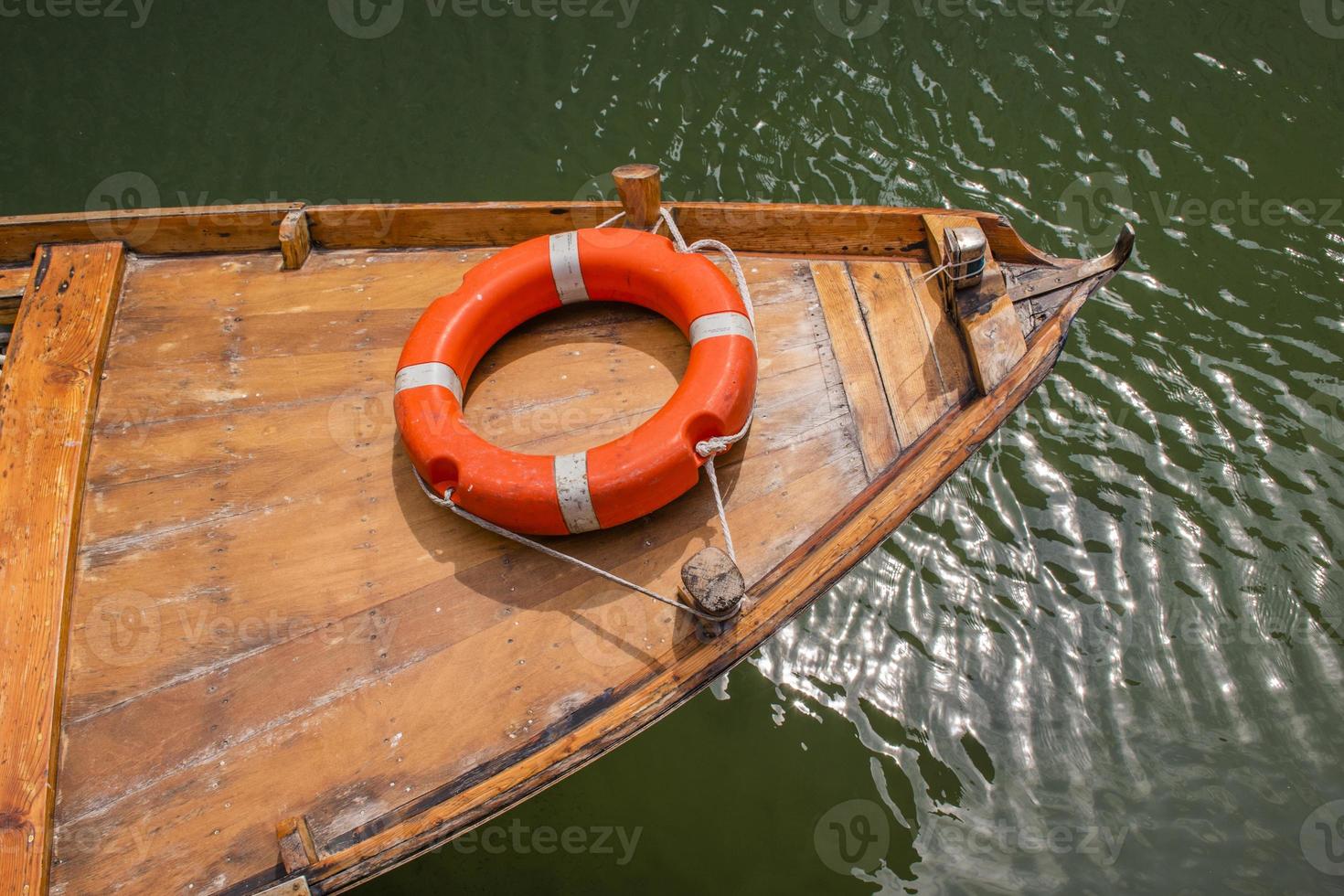 orange livboj på fören till en liten träbåt foto