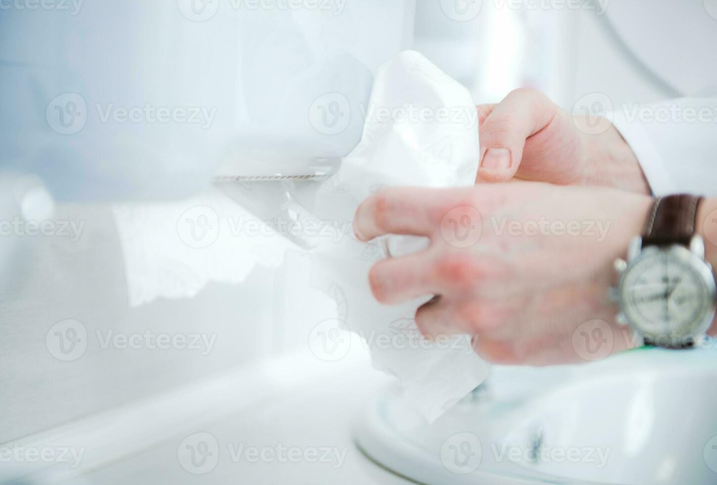 papper handduk dispenser i toalett. foto