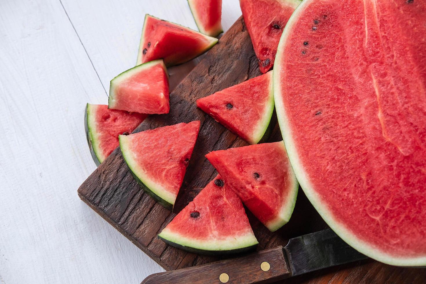 färsk vattenmelonfrukt på bordet foto