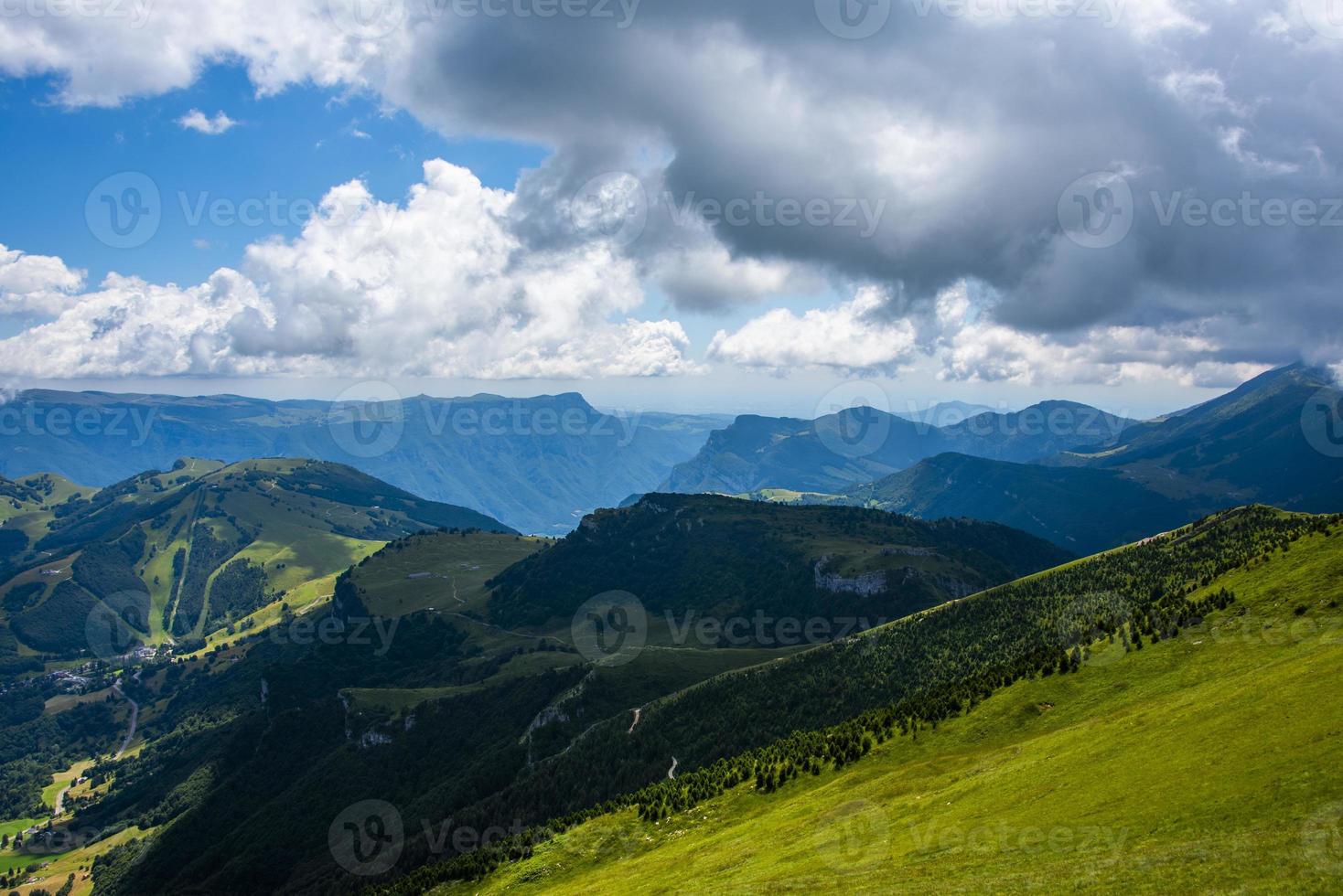 vacker utsikt över topparna i Monte Baldo foto