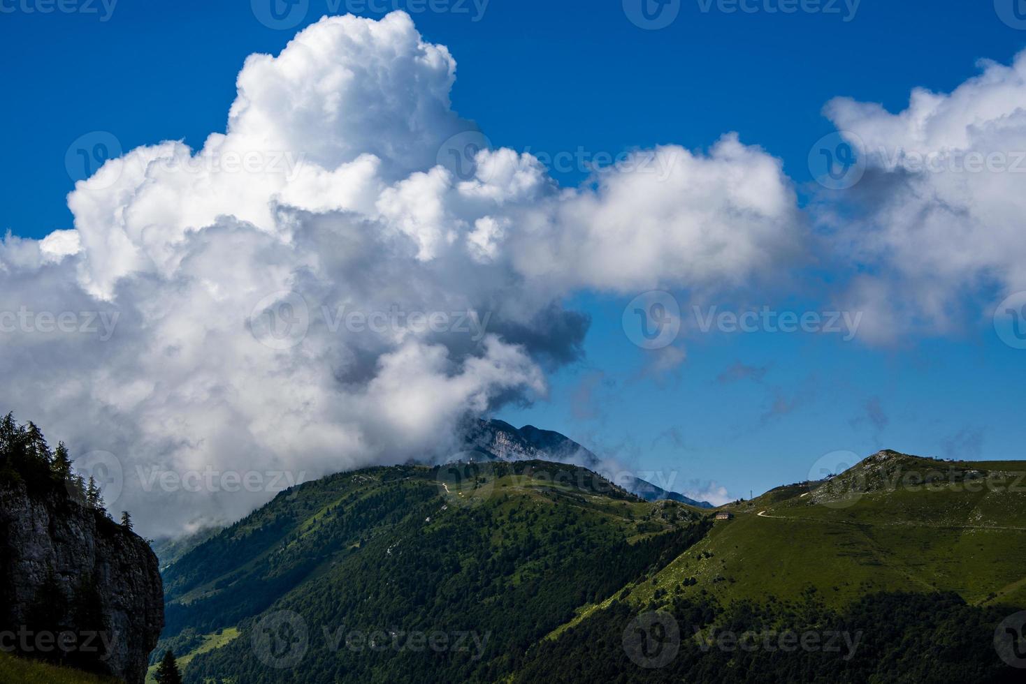 utsikt över Monte Altissimo di Nago i Trento, Italien foto