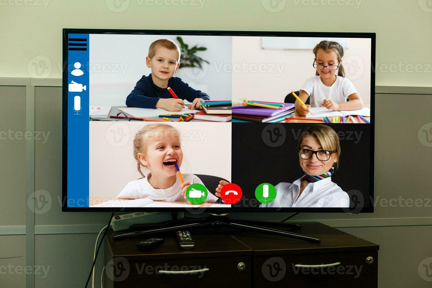 pojke video konferenser med handledare på bärbar dator på Hem. distans utbildning begrepp. foto