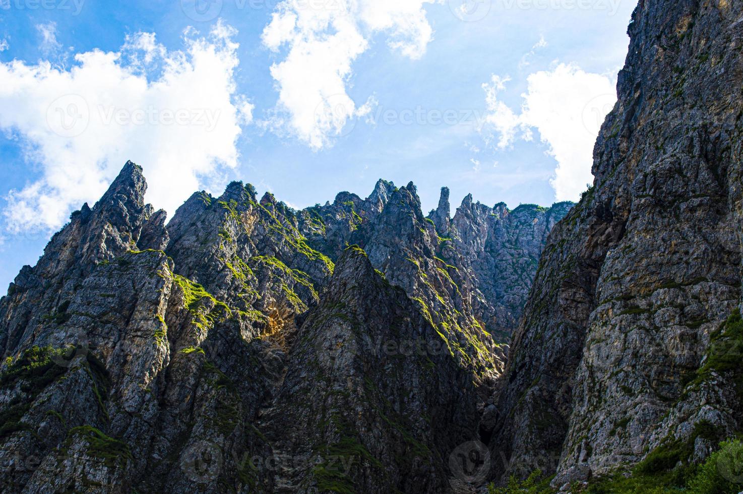 toppar av de små dolomiterna runt recoaro foto