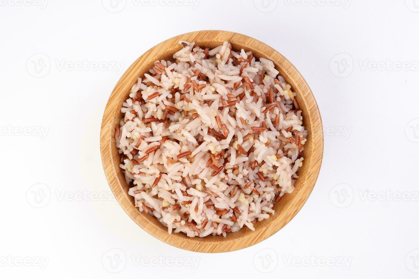 kokta blandad låg glykemiskt index friska ris spannmål basmati hirs bovete röd ris i trä- skål på vit bakgrund foto