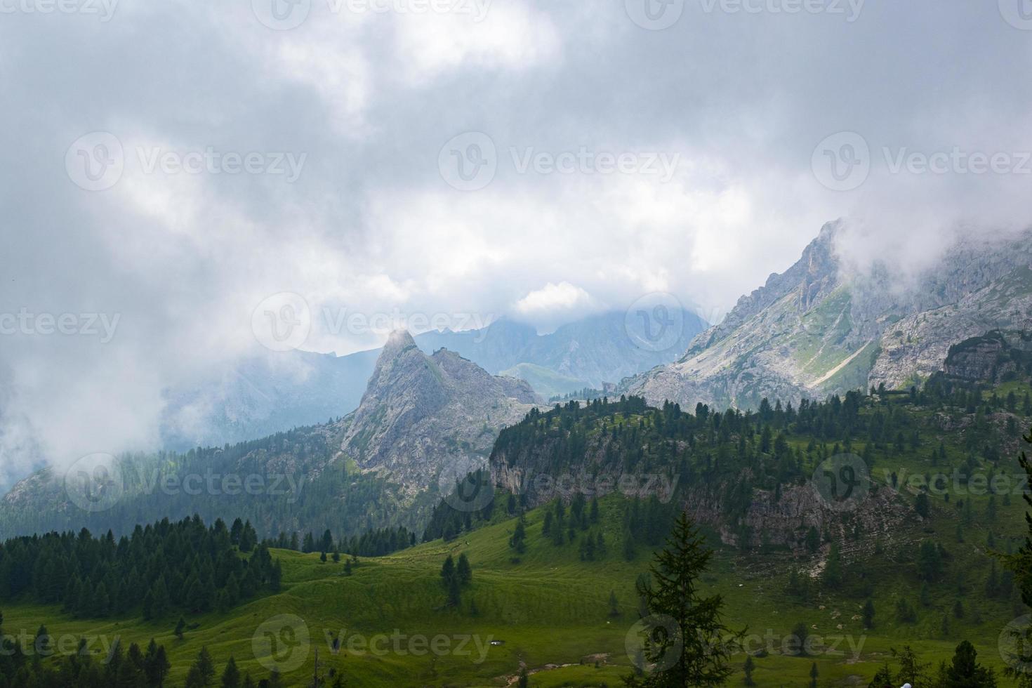 moln över dolomiterna foto