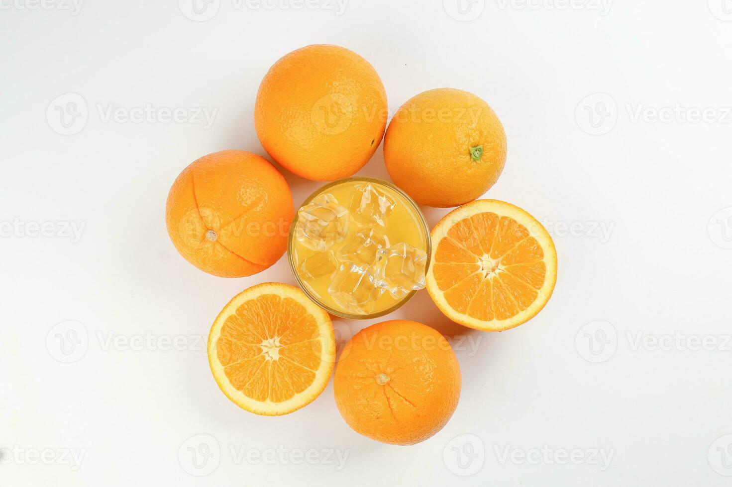 färsk gul orange juice i glas med hela skivad orange frukt och is kub på vit bakgrund foto