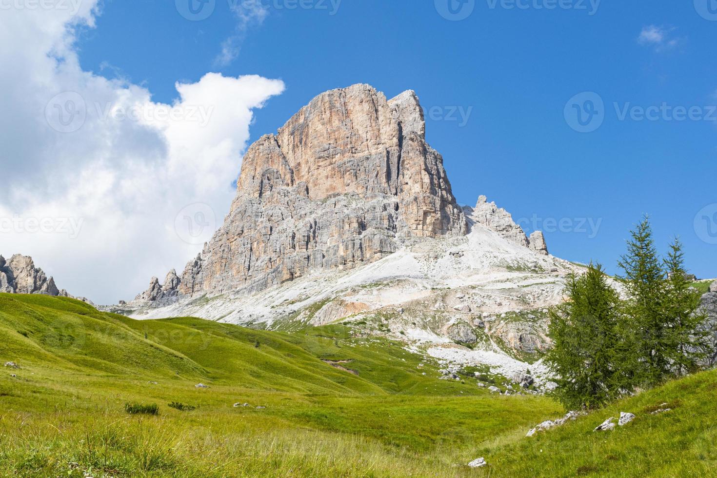 moln över dolomiternas toppar foto