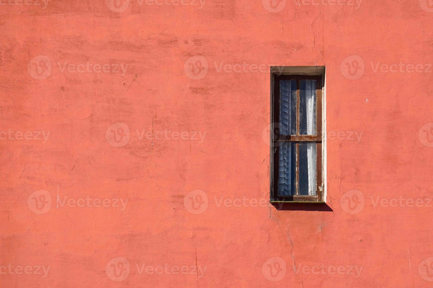 fönster på den röda fasaden av huset foto