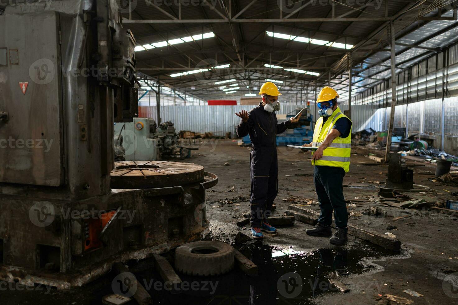 vetenskapsmän och regering tjänstemän inspektera och samla kemisk läcka prover i industriell webbplatser. till vara grundligt undersökt i de laboratorium foto