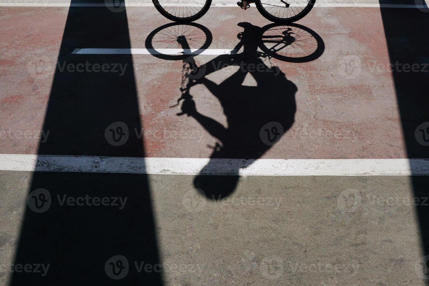 cyklist skuggar på gatan foto