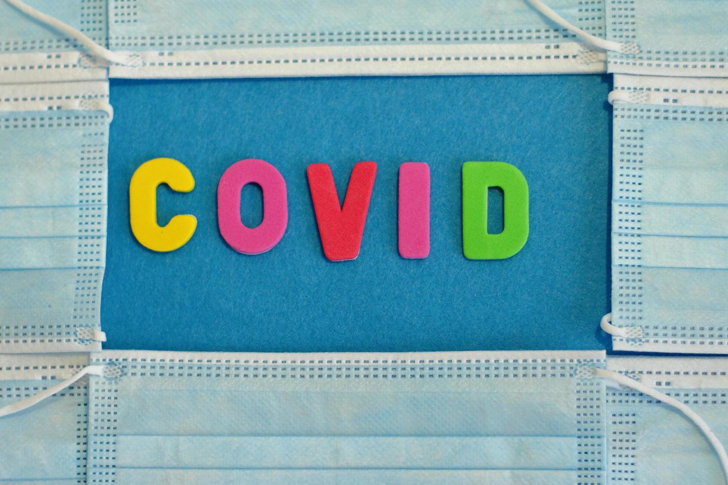 covid-29 bokstäver med maskbakgrund foto