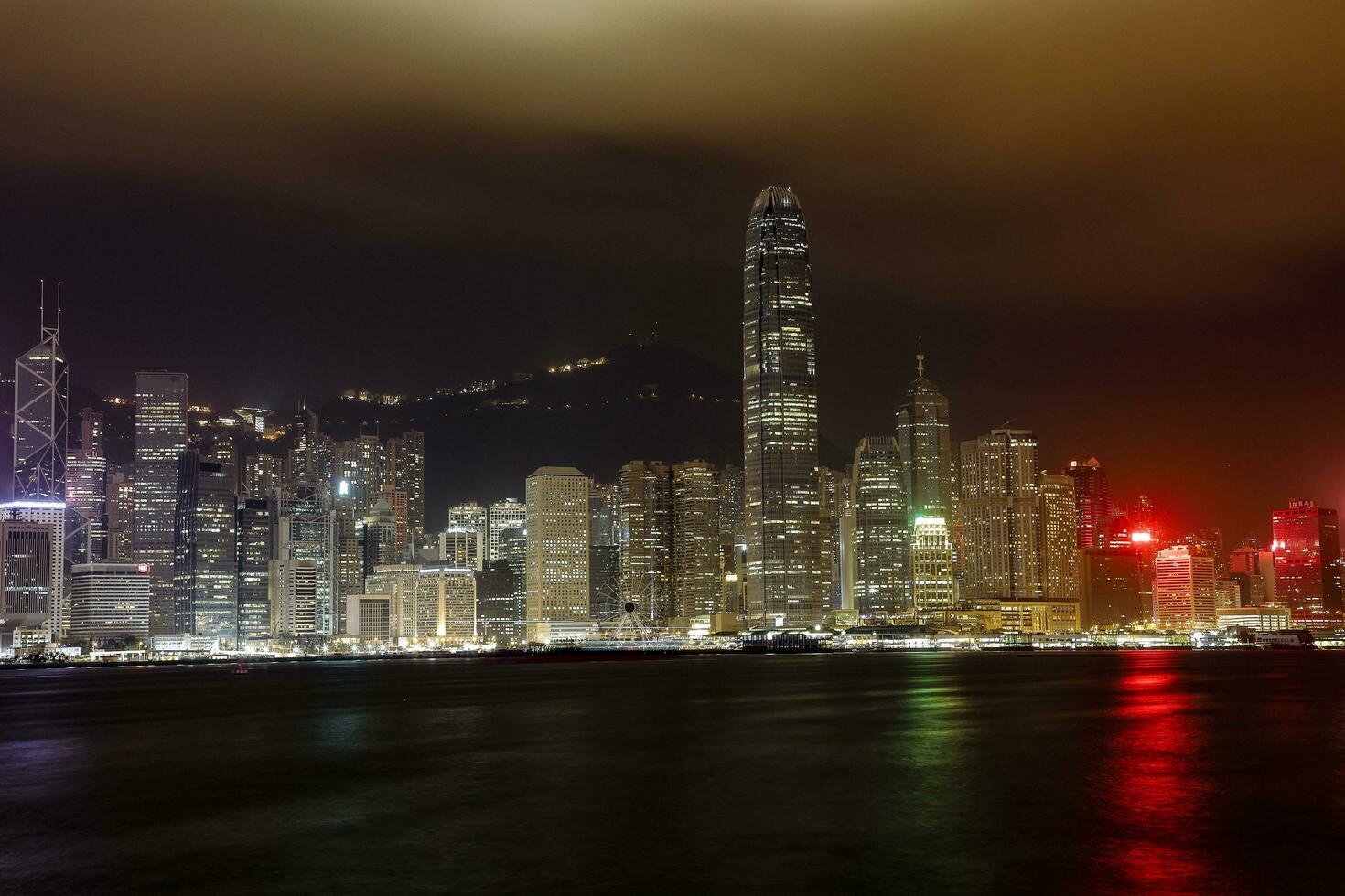 Kowloon, hong kong Mars 14, 2019- natt se av hong kong från victoria hamn kowloon. foto