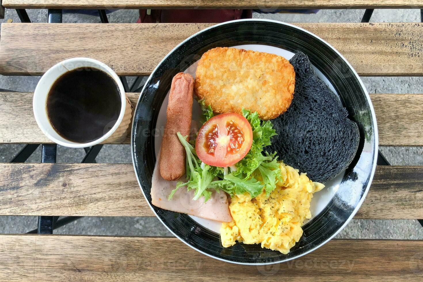 stor frukost korv krypterade ägg hash brun salami bröd rostat bröd kaffe foto