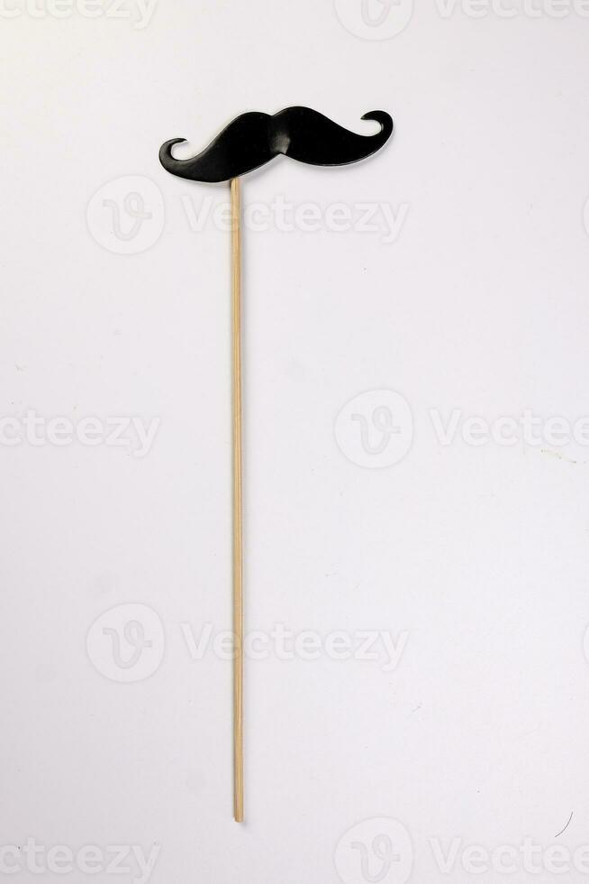 svart mustasch form papper dö skära selfie porträtt fest roligt papper stötta klistermärke pinne på vit bakgrund foto