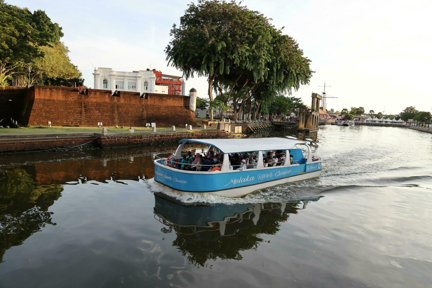 melaka, malaysia-september 24, 2020- på grund av till pandemi covid-19 ett av de mest tredje träffa företag är turism sektor. inhemsk turism seende några återhämtning. dag tid melaka flod kryssning. foto