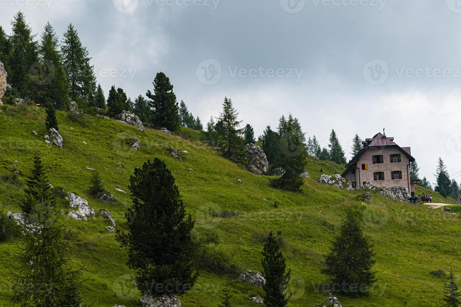 alpint hus i dolomiterna foto