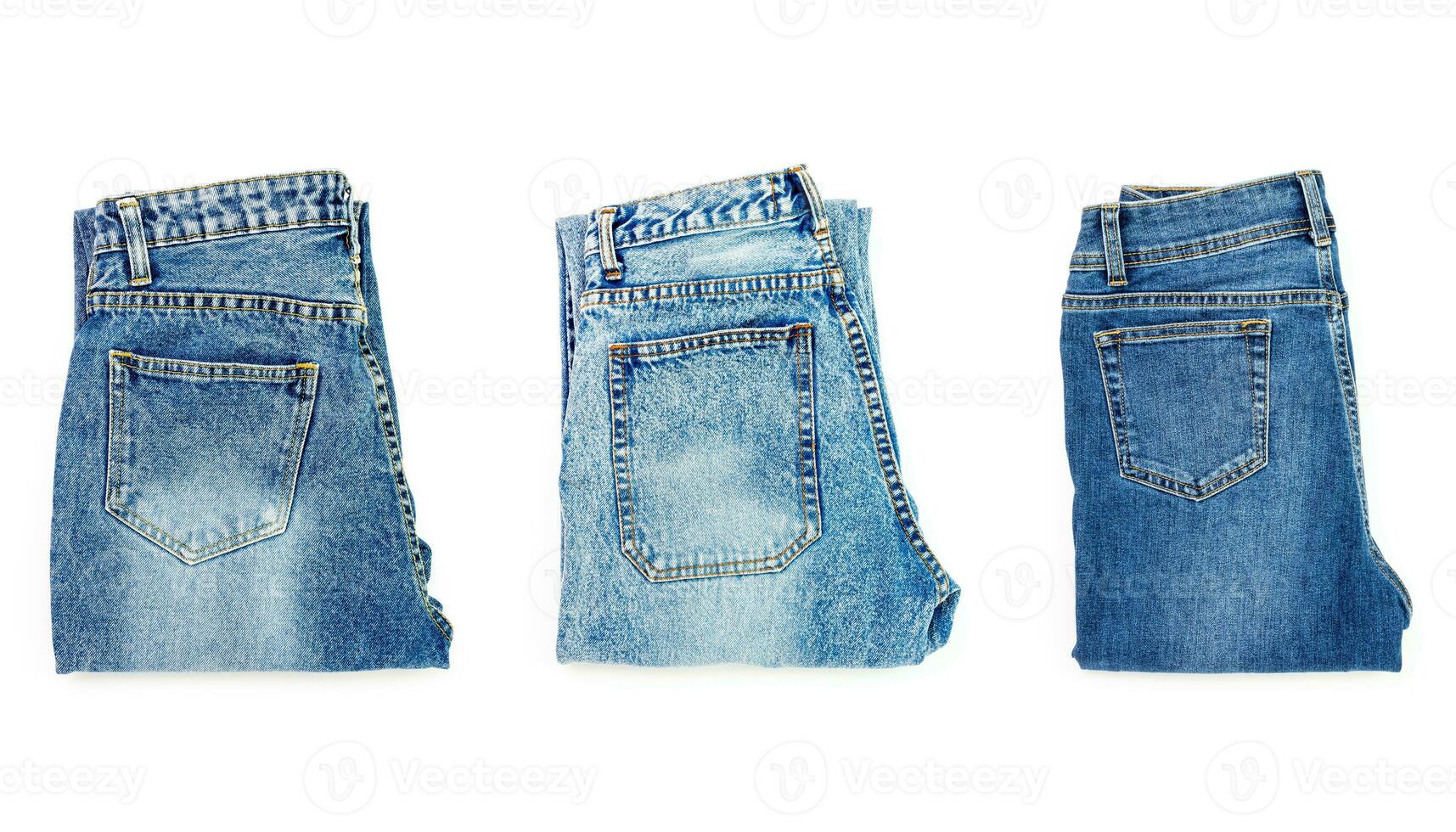 blå jeans i en rad en lugg av denim byxor element modern kvinnor och män mode byxor textur isolerat på vit bakgrund foto