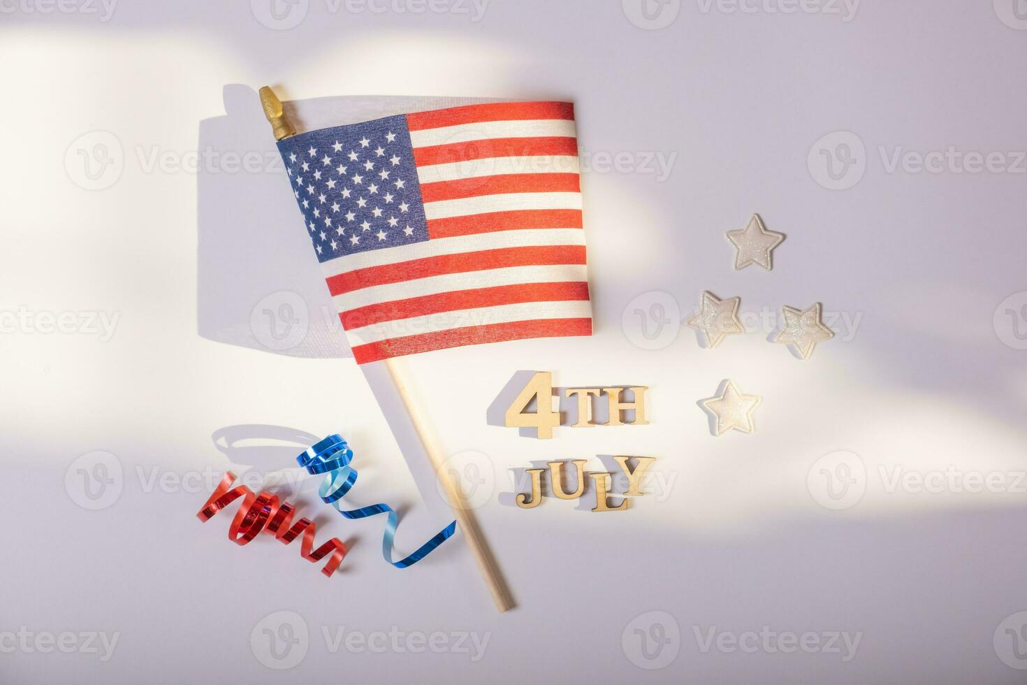 USA oberoende dag begrepp. röd och blå spiraler och vit stjärnor element av USA flagga topp se, platt lägga på blå bakgrund foto