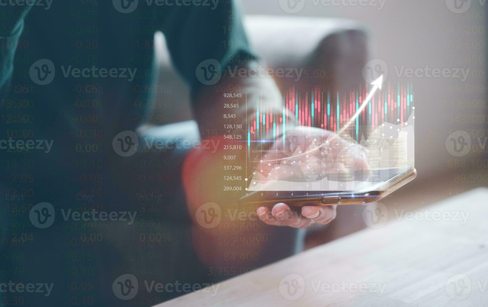 investering finansiell planera och strategi, stock marknadsföra, företag tillväxt, framsteg eller Framgång begrepp. affärsman, näringsidkare är som visar en växande virtuell hologram stock, handel uppkopplad foto