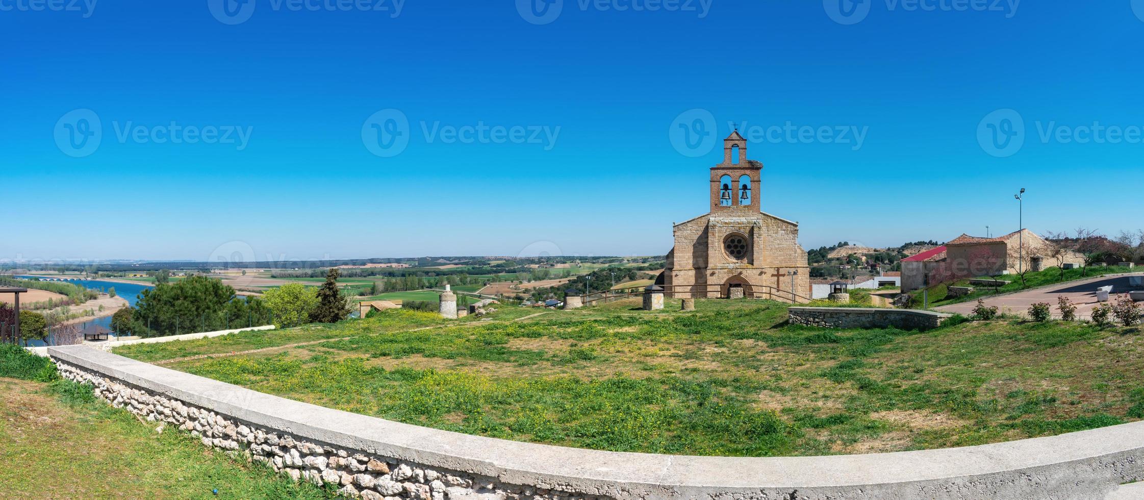 panorama över en stenkyrka i castilian by i Spanien foto