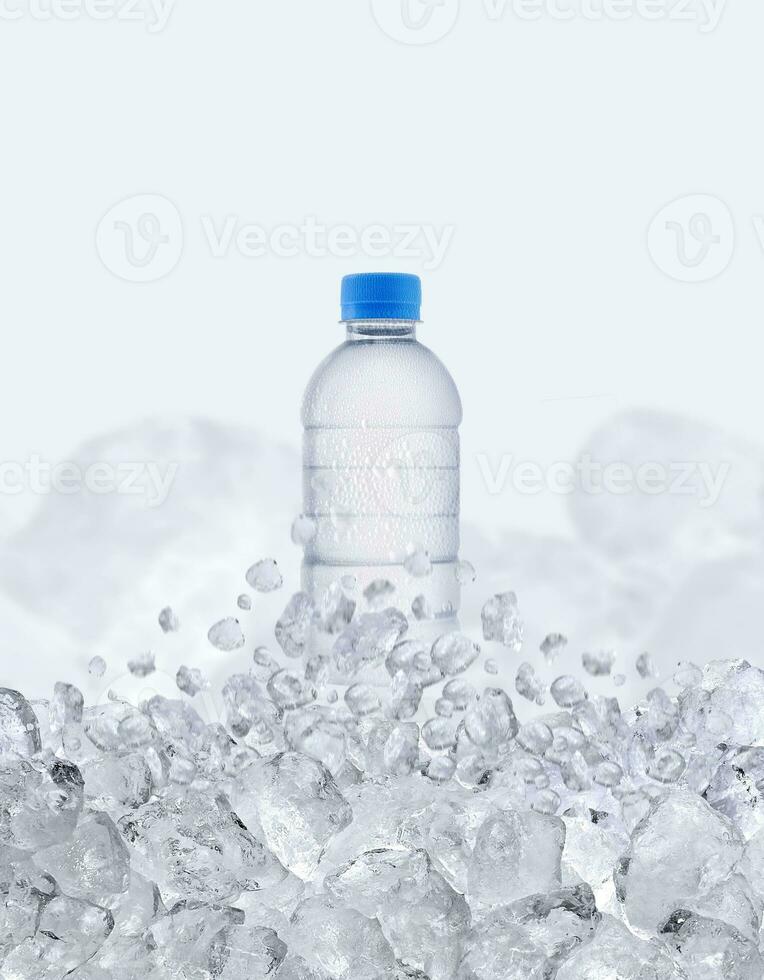 en vatten flaska flyter upp genom de is kuber foto