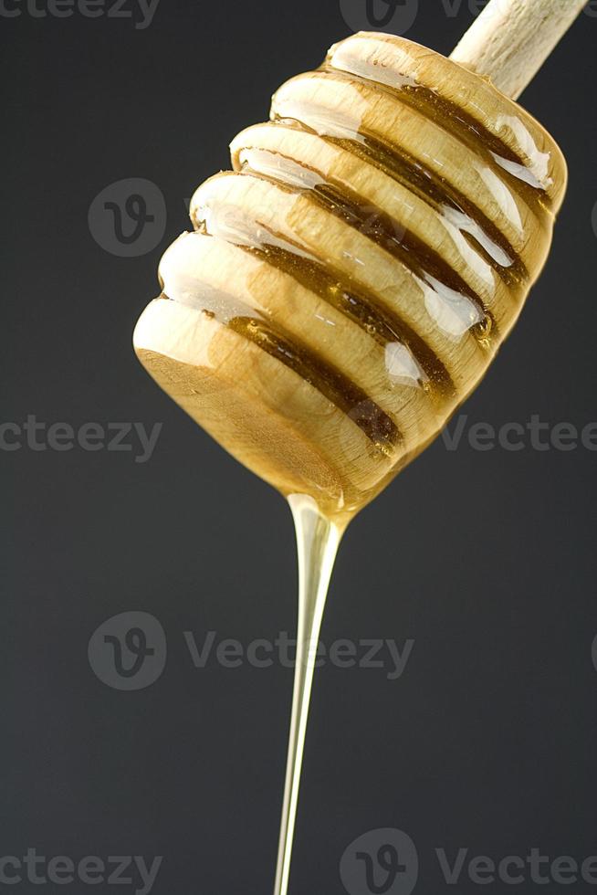 droppande honung på en svart bakgrund foto