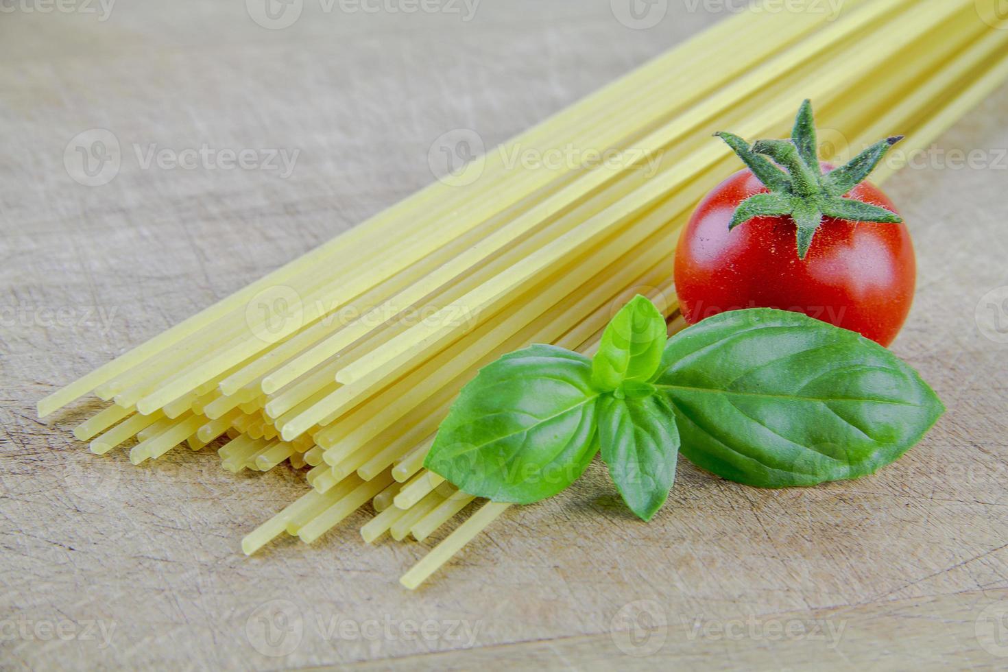 spagetti med tomat och basilika medelhavsdiet foto