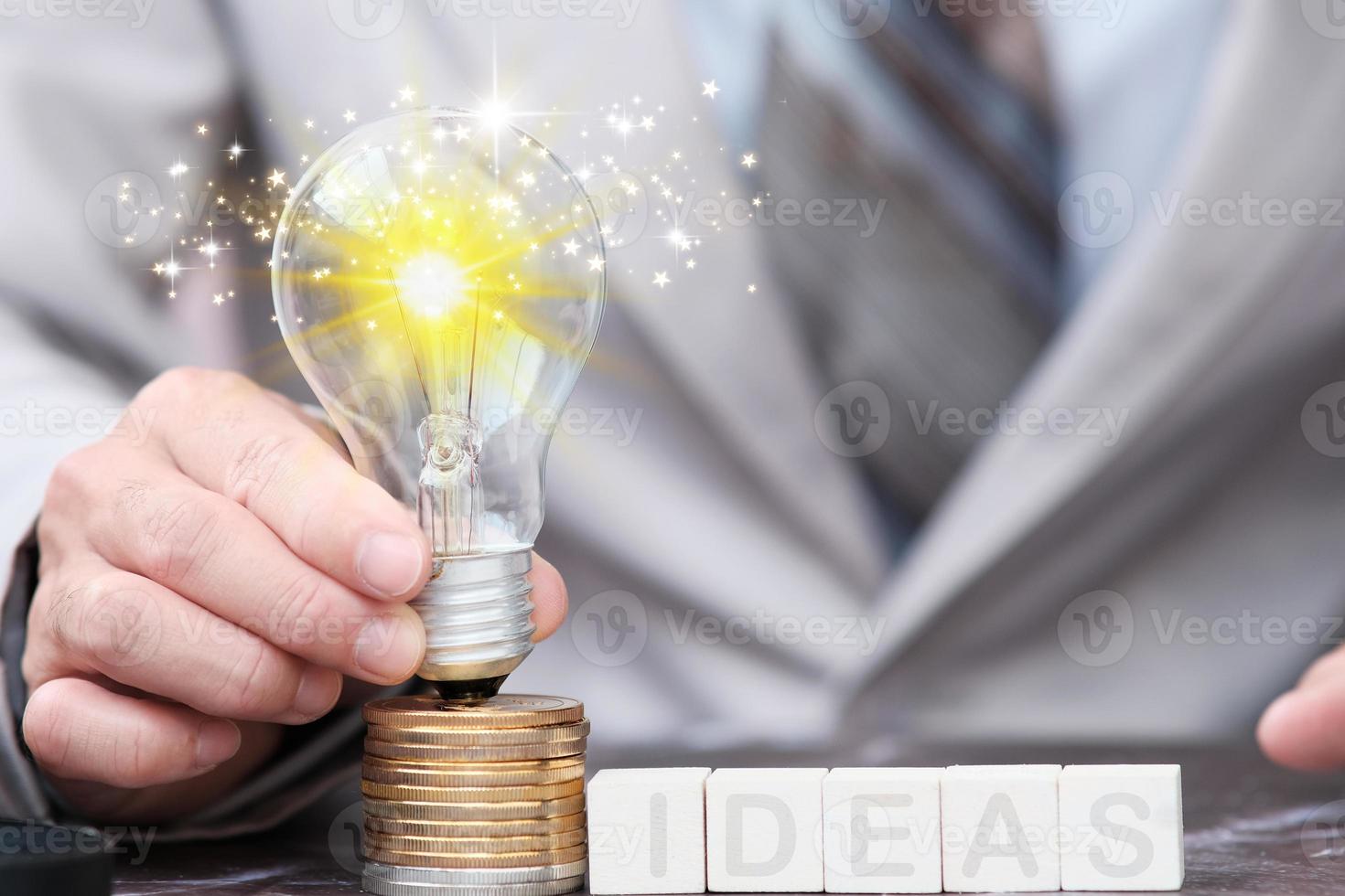 affärsman hand glödlampa på cions och idé innovation och inspiration koncept foto