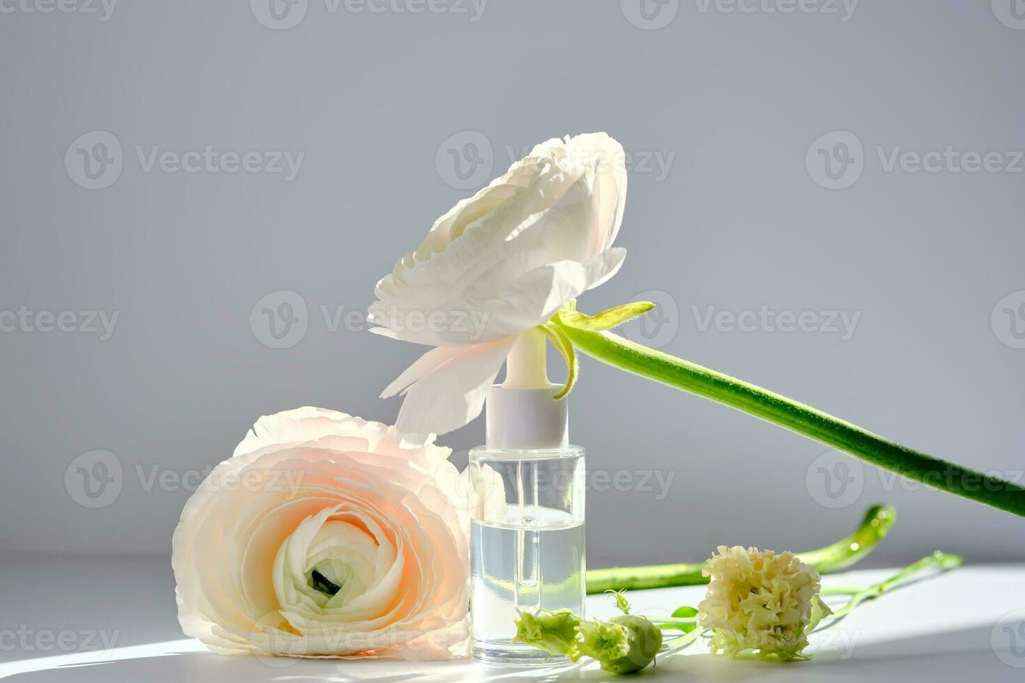 serum med en dropper med vår blommor. foto