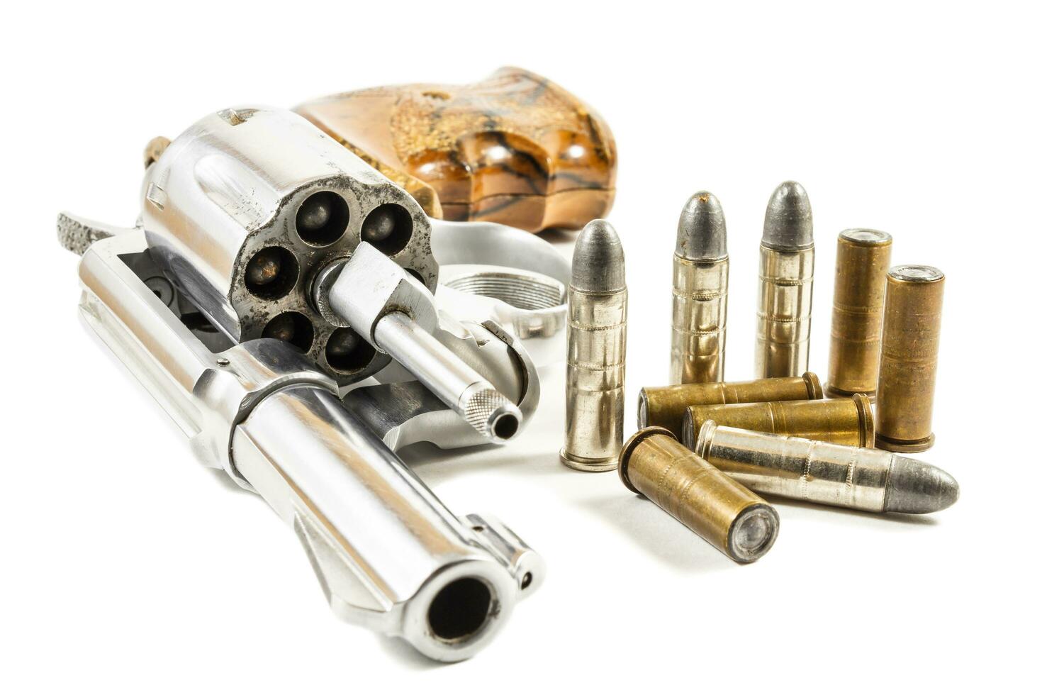 revolver och kulor isolerad bakgrund foto