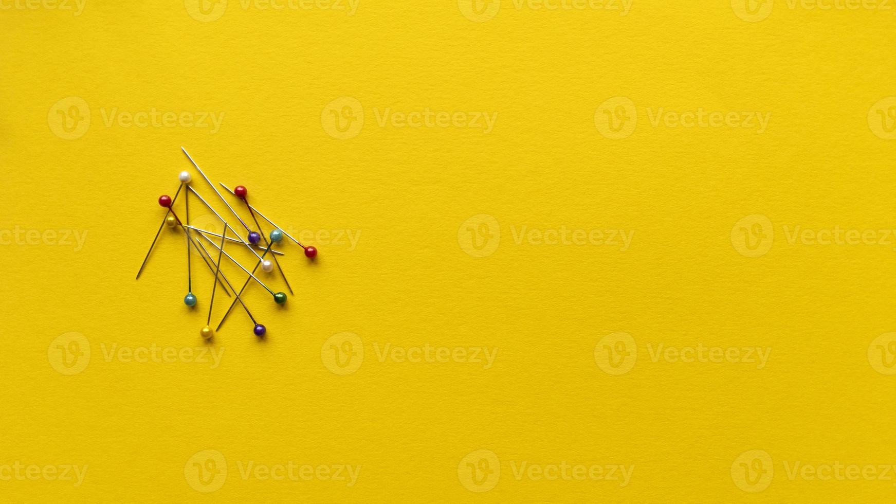 nålar med huvud på gul bakgrund monokrom enkel platt låg med pastell textur mode eco koncept stock photo foto