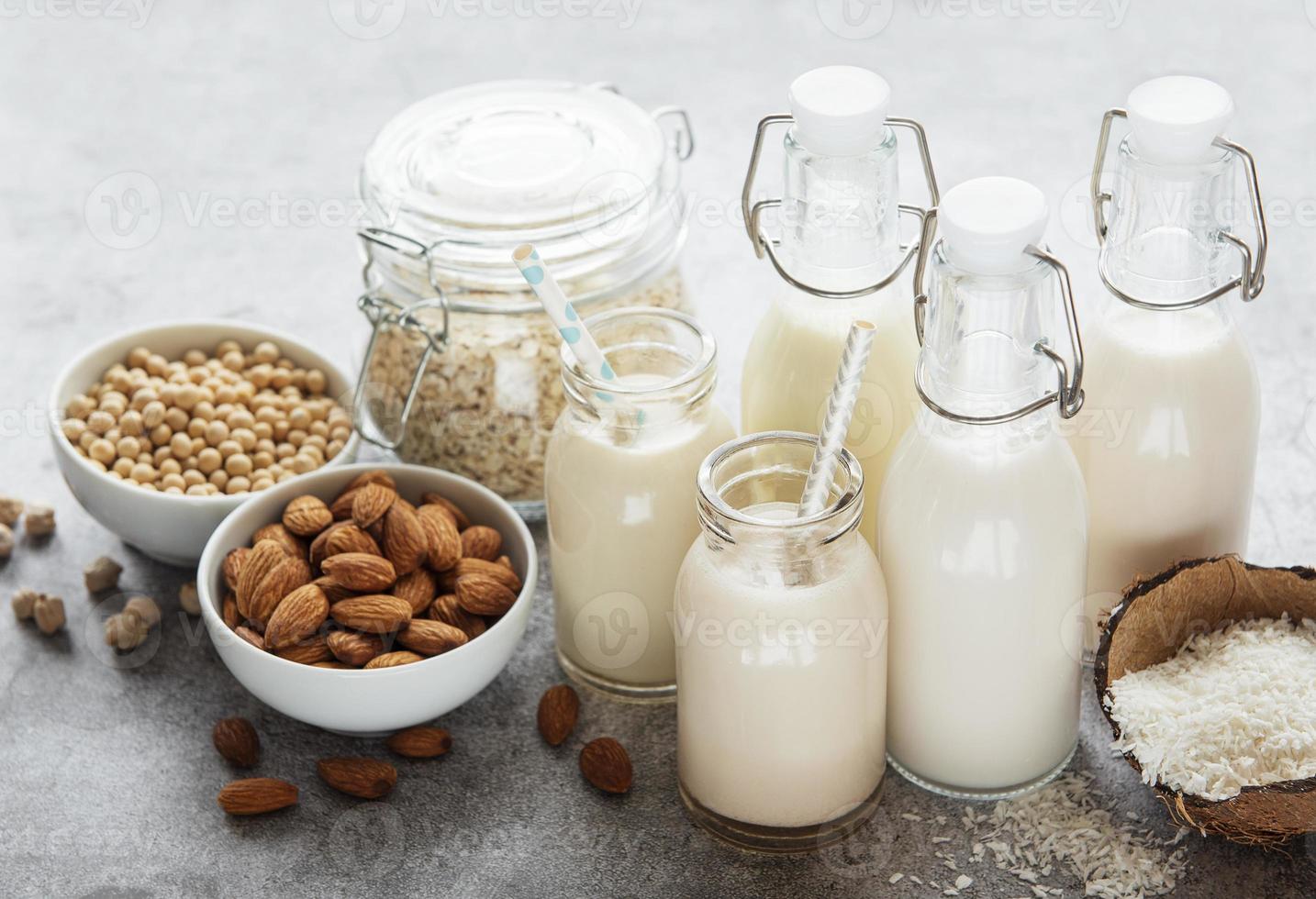 alternativa typer av vegansk mjölk i glasflaskor foto
